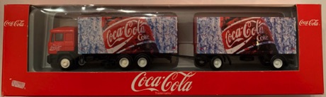 10210-1 € 12,50 coca cola vrachtwagen  oplegger ijzer-plastic afb. fles.jpeg
